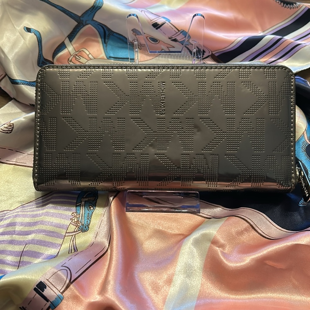Michael Kors Metallic big zip around Wallet - Picture 2 of 11